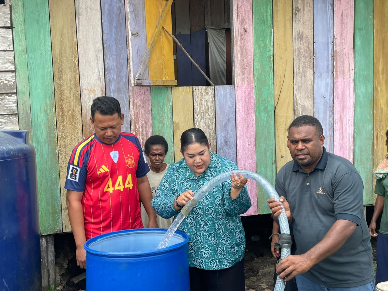 TP PKK Kabupaten Sorong Salurkan 5.000 Liter Air Bersih ke Warga Kampung Usili